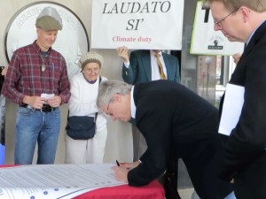 Mayor Cownie and Rob Hogg sign the Pledge to Mobilize